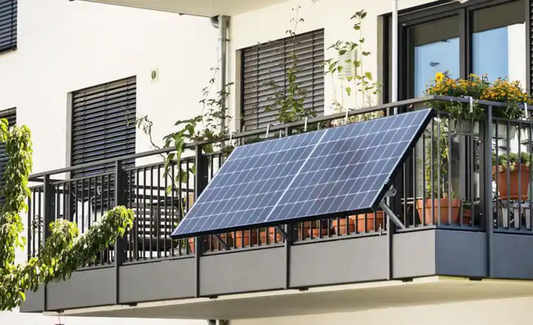 Balkon Solarkraftwerk arbeitet mit geringer Leistung an regnerischen Tagen